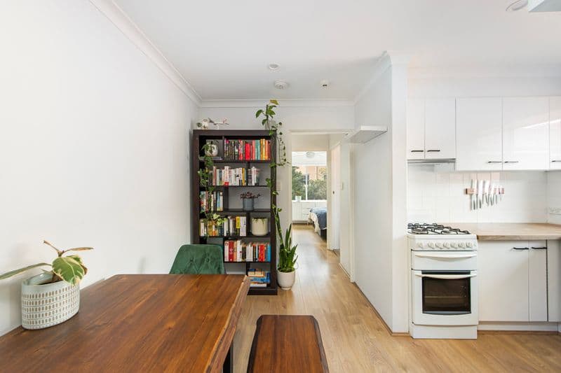 8/11 Rowe Street, Freshwater - Thumbnail 2