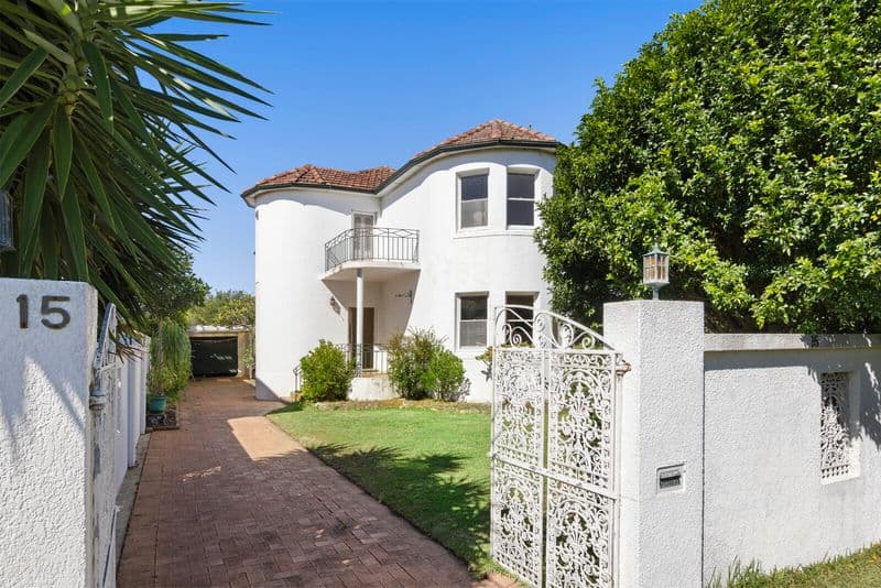 15 Lakeside Crescent, North Manly - Thumbnail 3