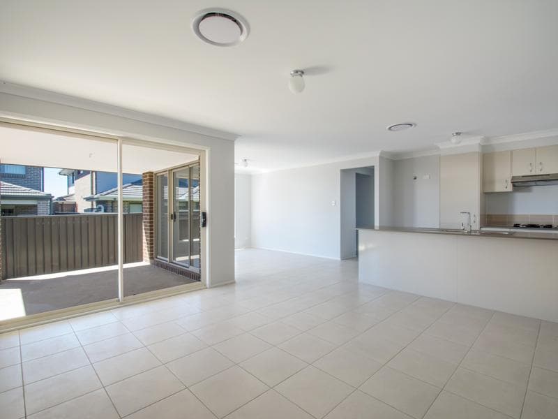 14 Scarlet Street, JORDAN SPRINGS, Jordan Springs - Thumbnail 8