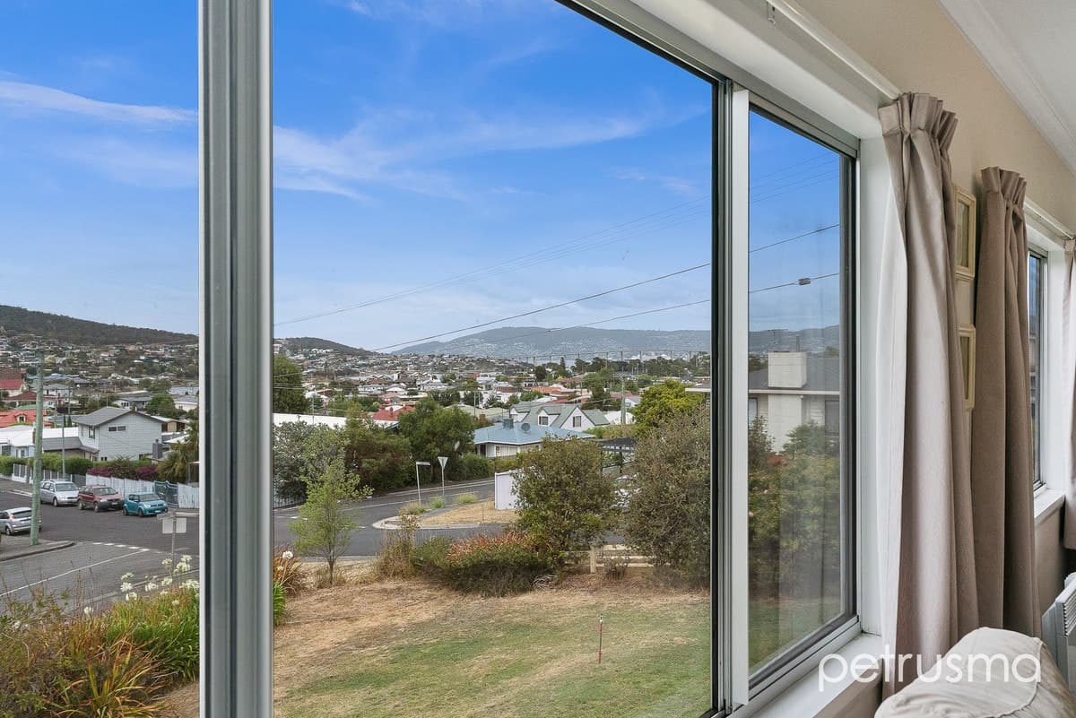 19 Rowitta Road Lindisfarne TAS 7015, Lindisfarne - Thumbnail 2