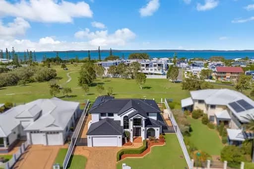 Raby Bay, Cleveland - Thumbnail 3