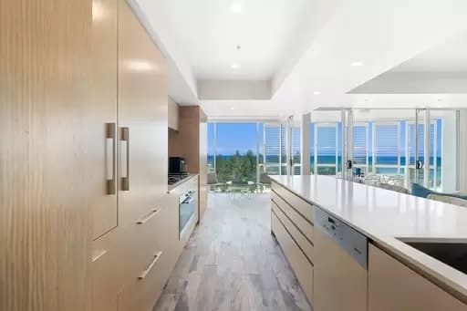Main Beach, Main Beach - Image 1
