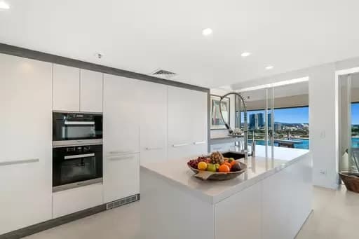 Main Beach, Main Beach - Image 1