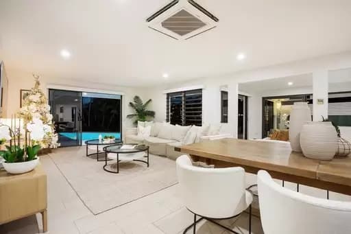 Isle Of Capri, Surfers Paradise - Image 1