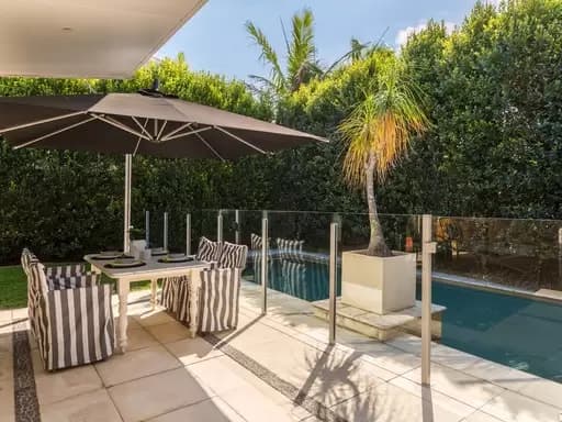 Isle Of Capri, Surfers Paradise - Image 1