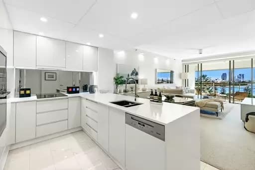 Main Beach, Main Beach - Image 1