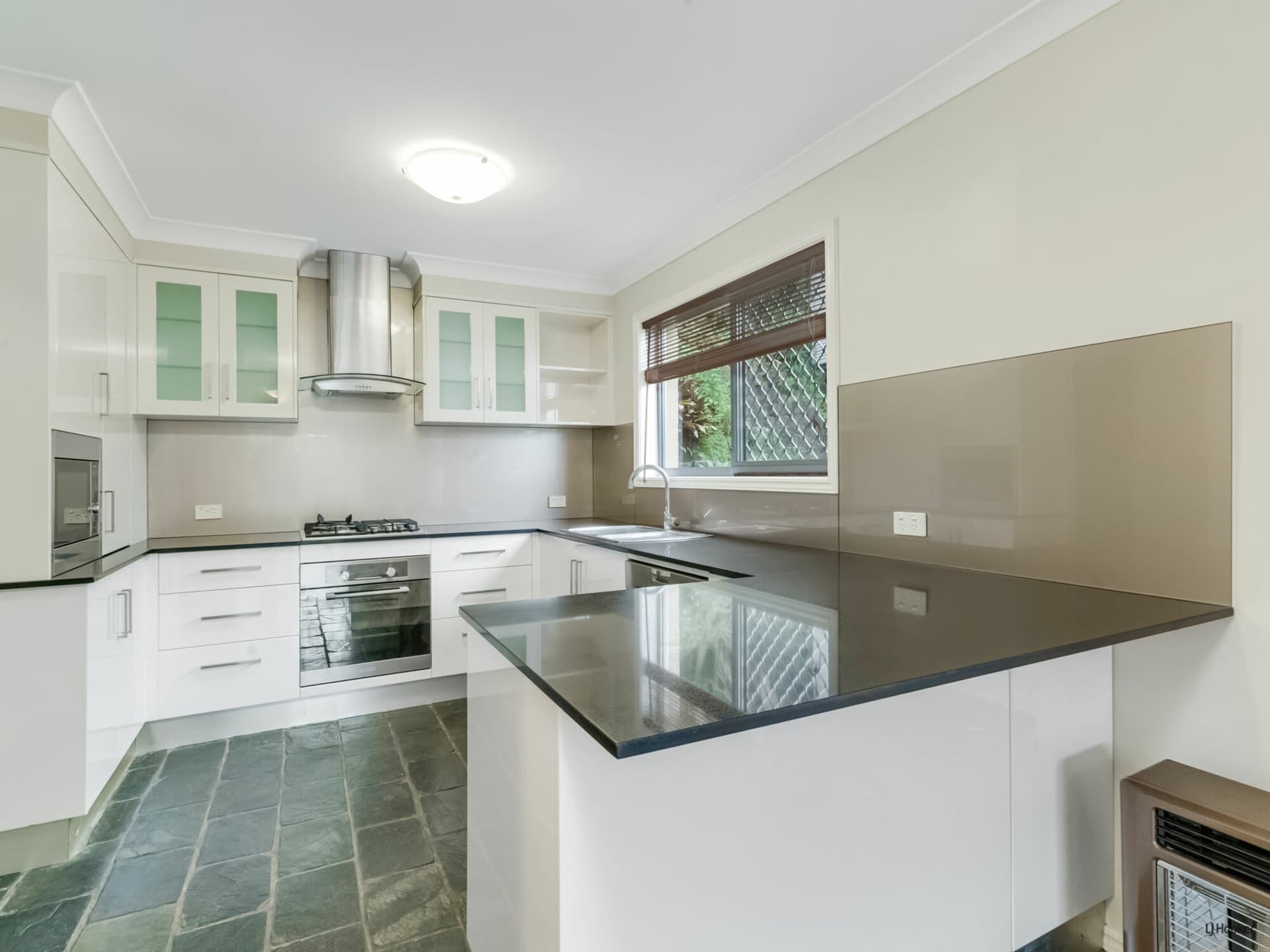 2/37 Bimbadeen Avenue Banora Point NSW, Banora Point - Thumbnail 3