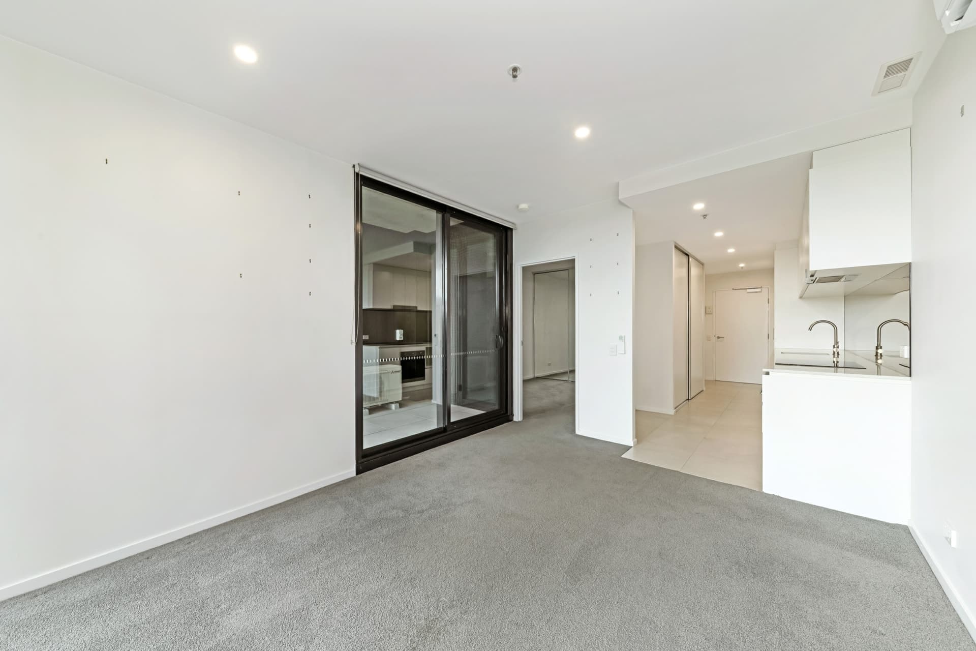 1110/3 Grazier Lane, Belconnen, Belconnen - Thumbnail 2