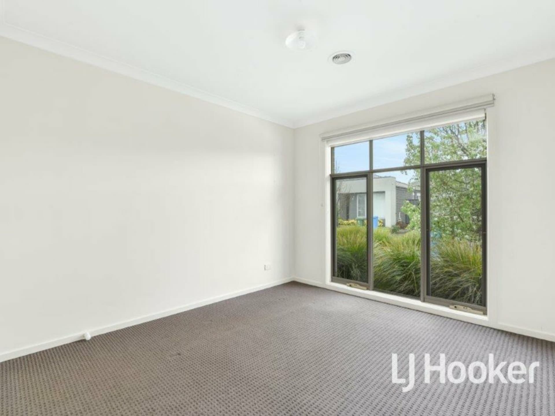 16 Hillsborough Crescent Berwick VIC, Berwick - Thumbnail 2