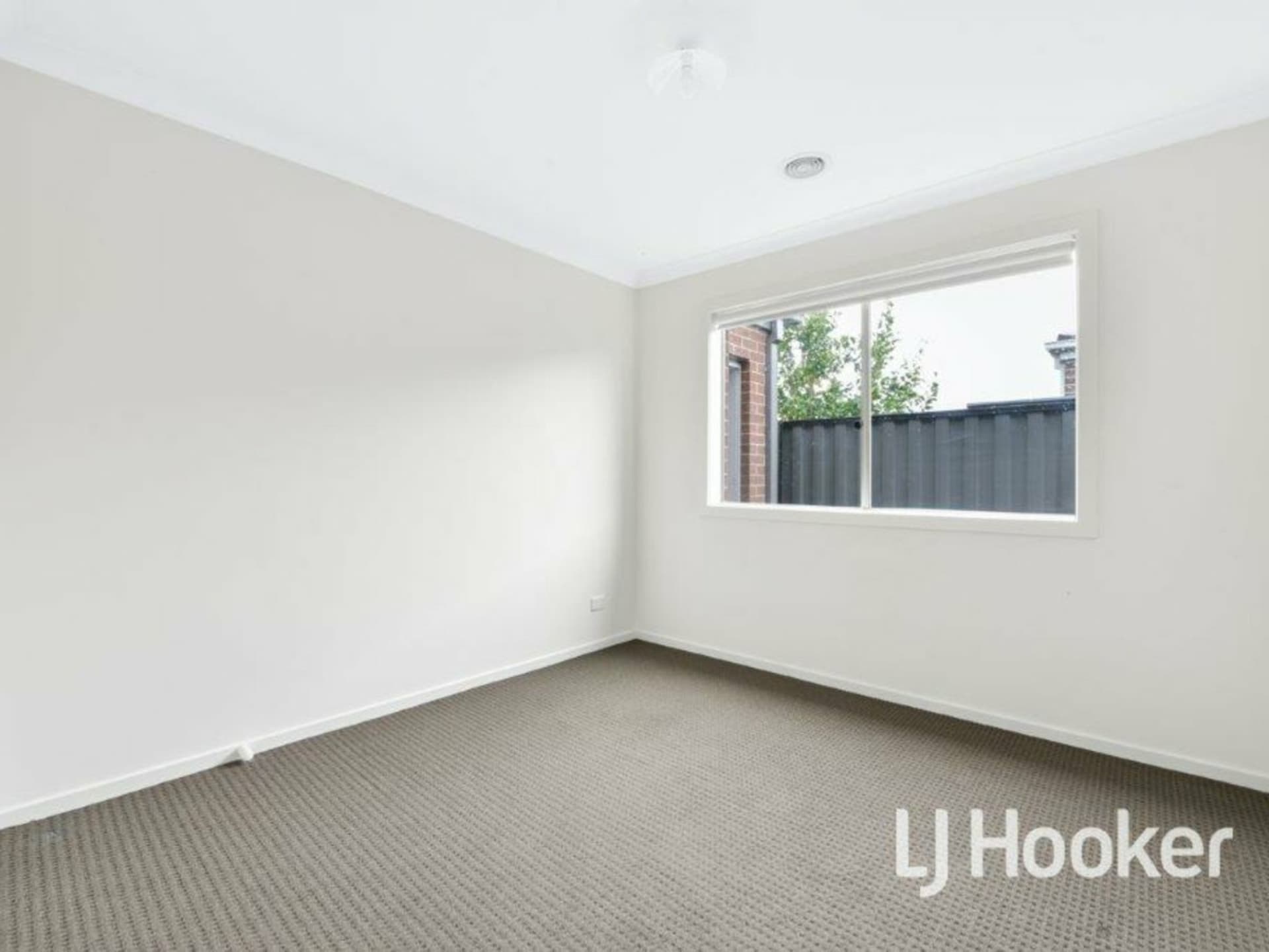16 Hillsborough Crescent Berwick VIC, Berwick - Thumbnail 4