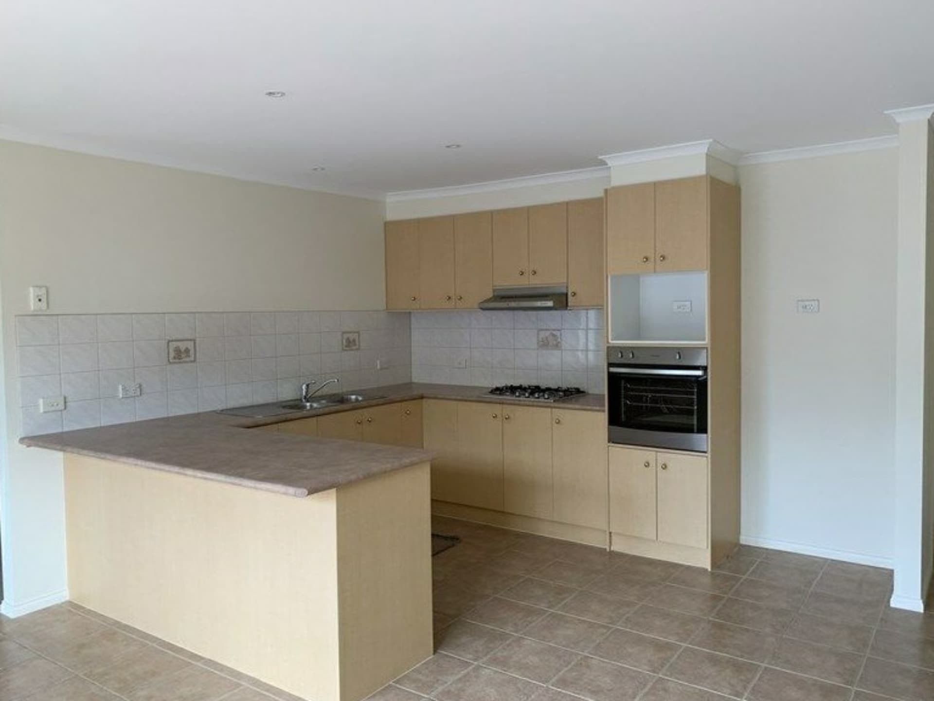 1/120 Bemersyde Drive Berwick VIC, Berwick - Thumbnail 2