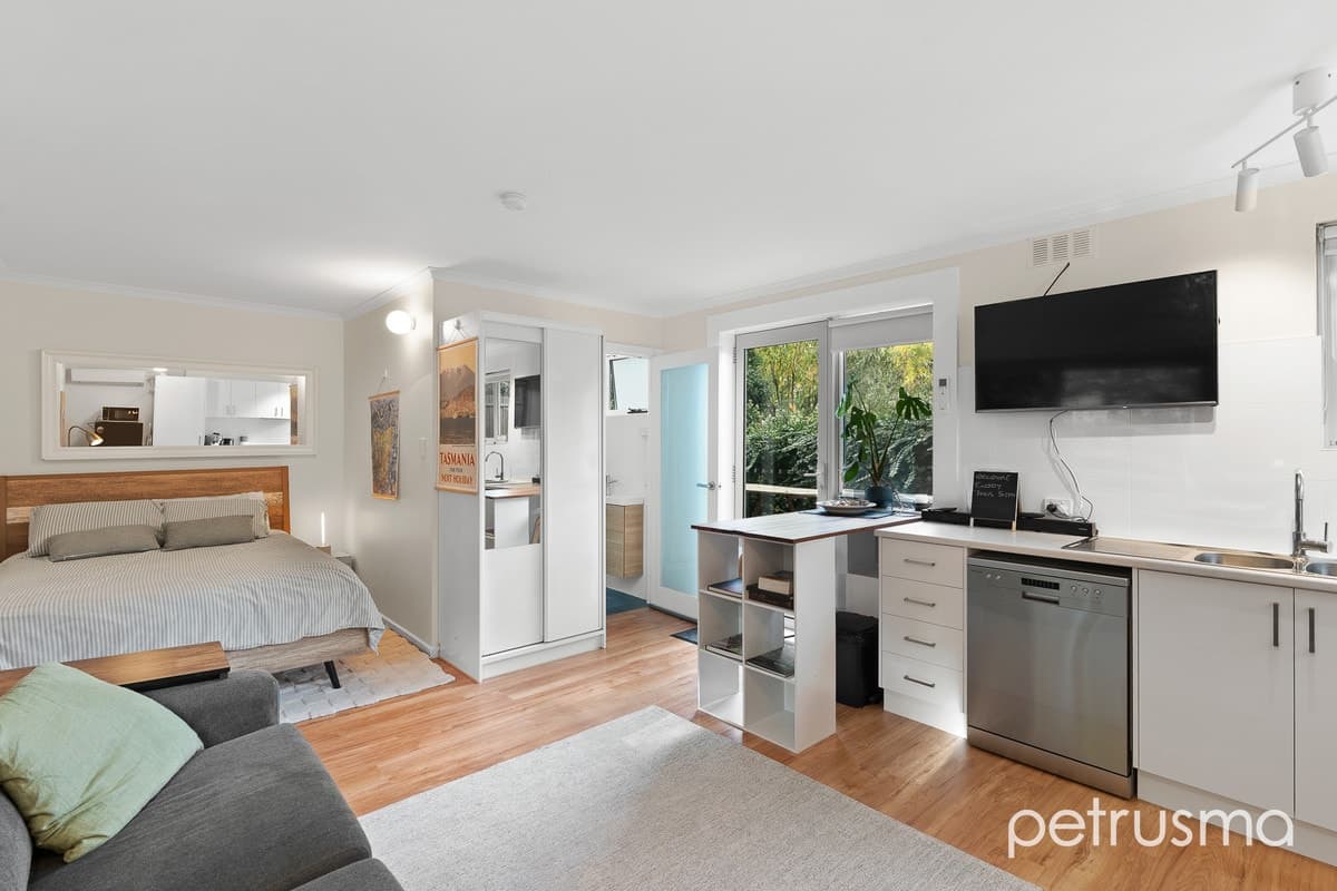 6 / 7 Una Street Mount Stuart TAS 7000, Mount Stuart - Image 1