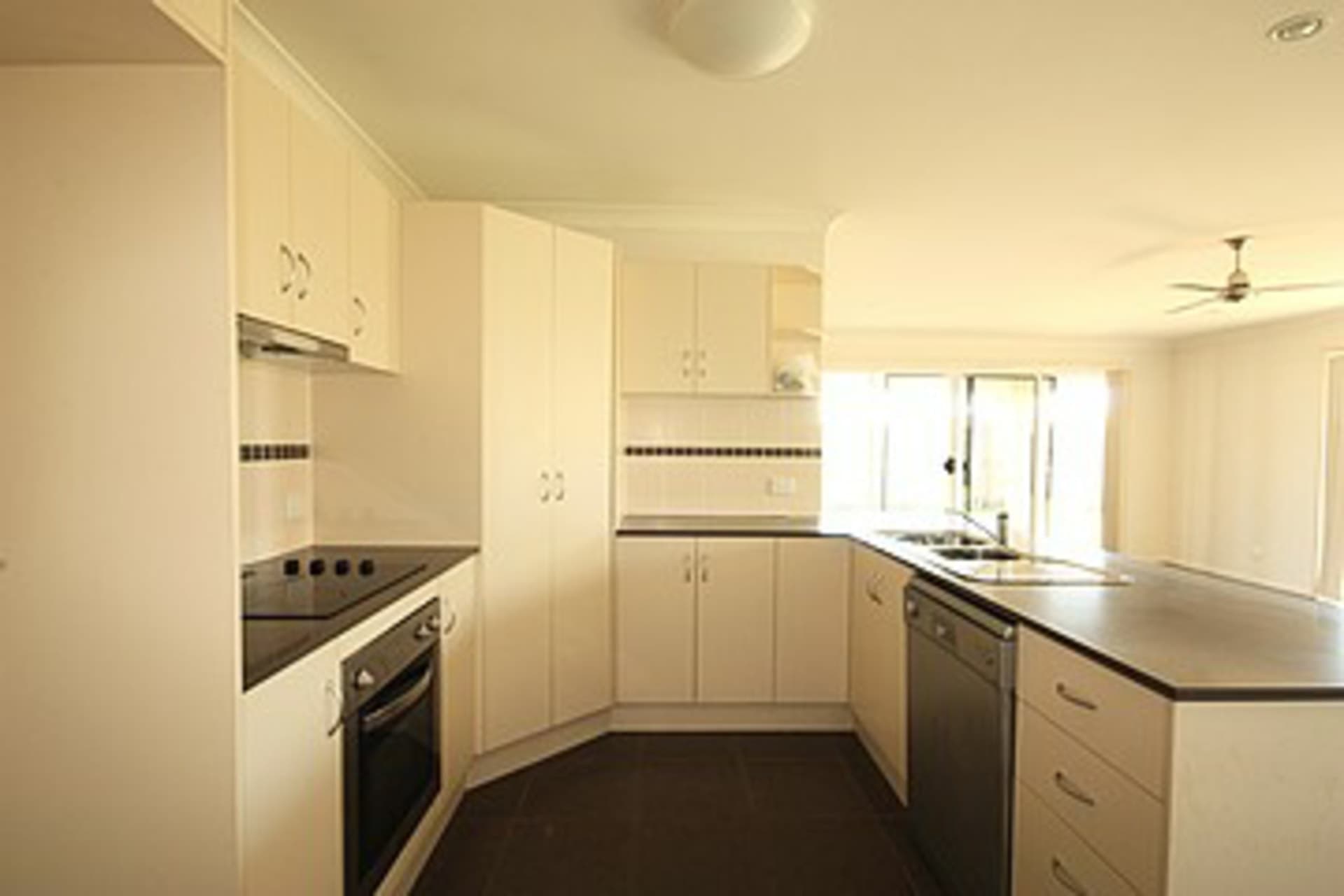 24 Whitehaven Drive Blacks Beach QLD, Blacks Beach - Thumbnail 3