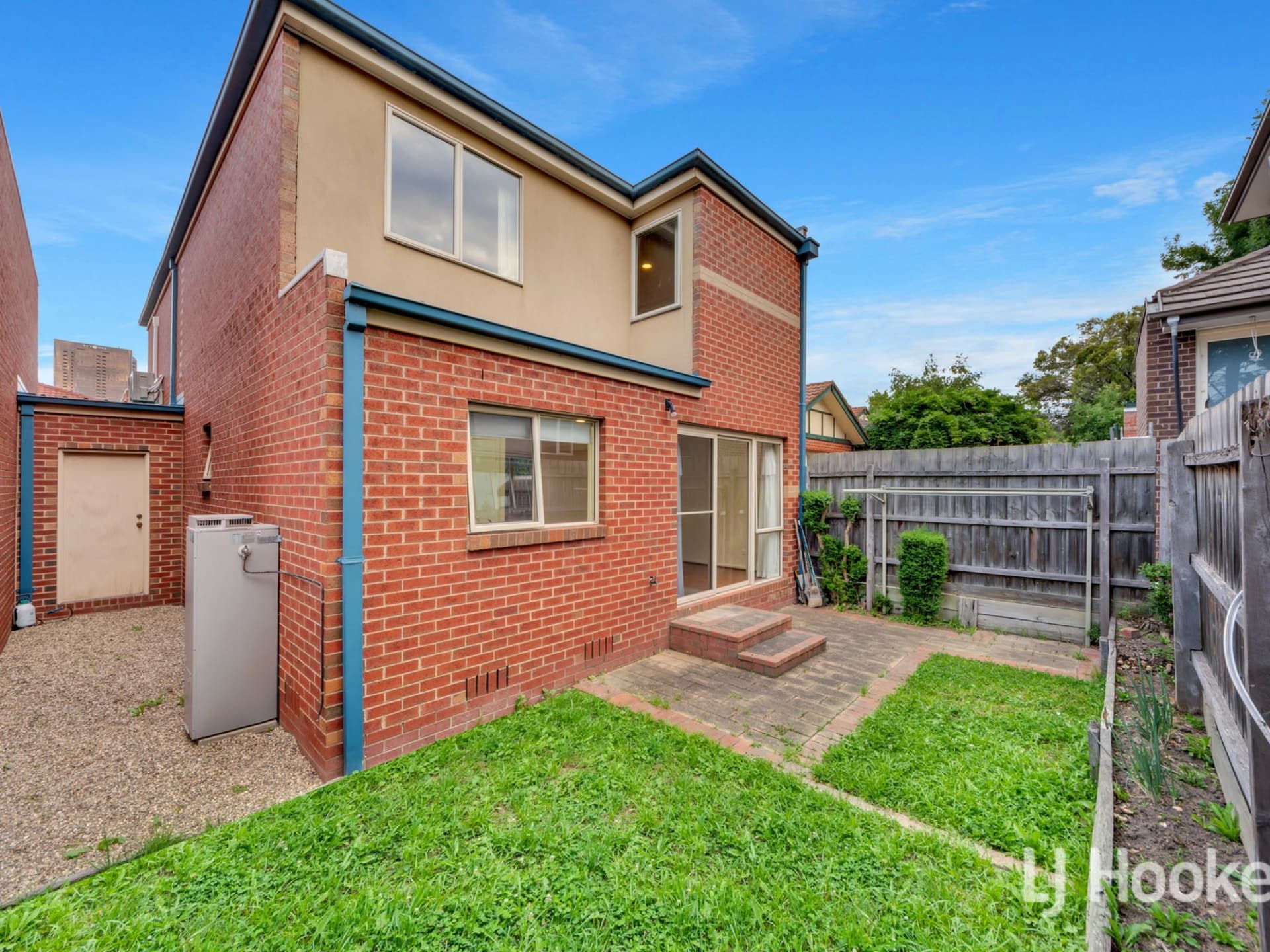 9/33, Box Hill - Image 1