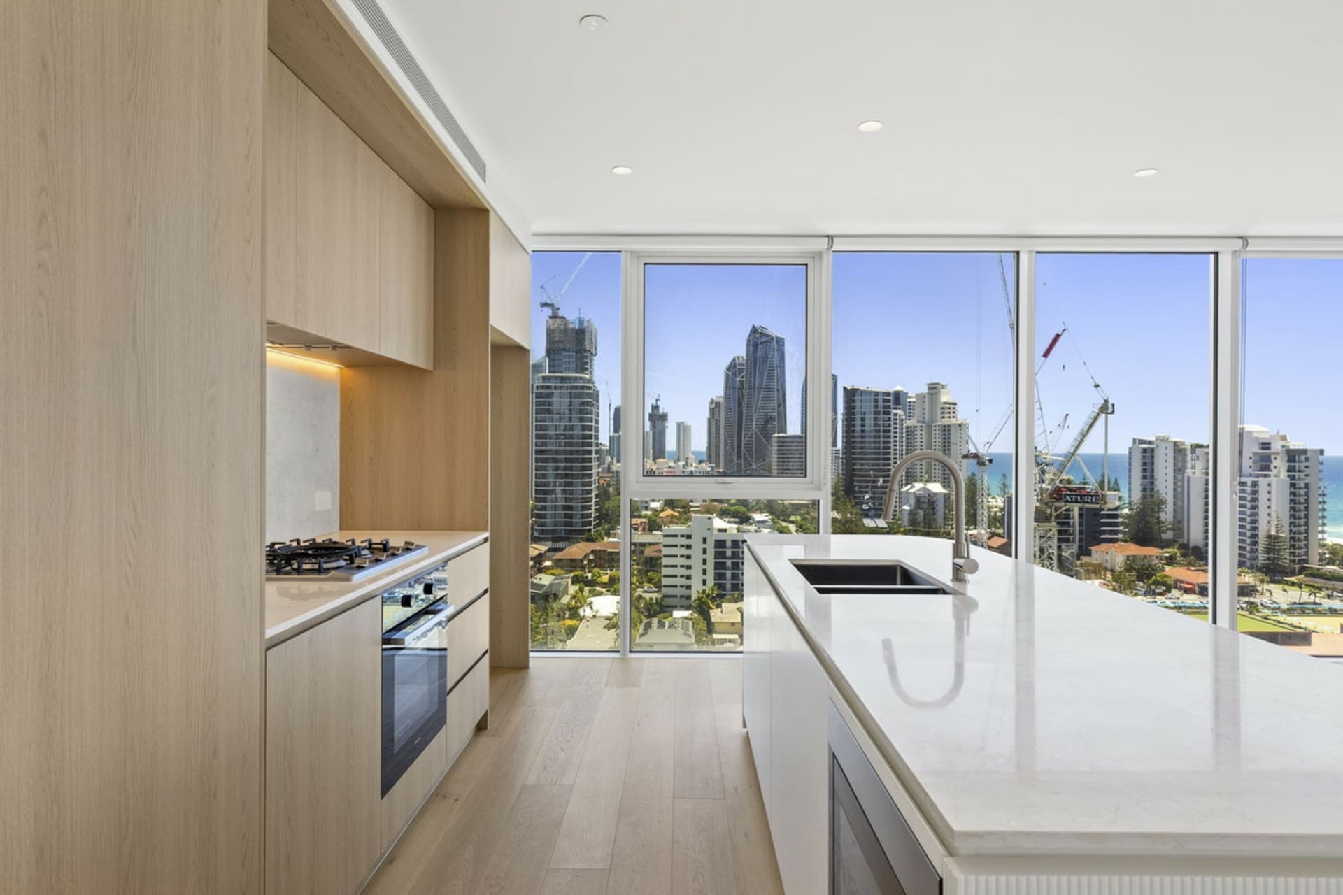 1301/4, Broadbeach - Thumbnail 3