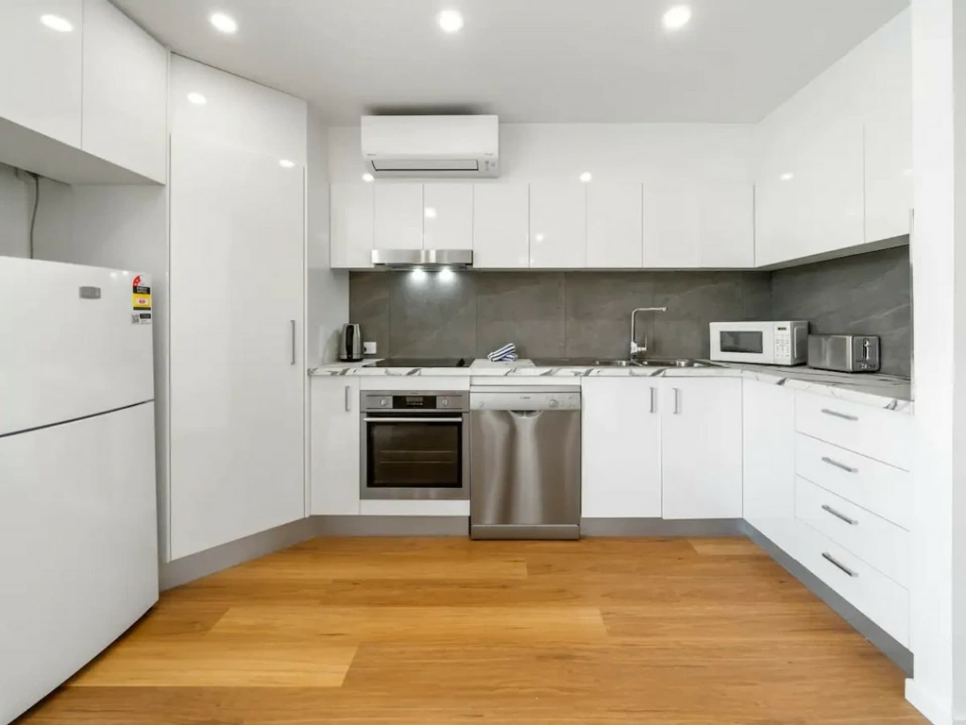 301/2 Queensland Avenue Broadbeach QLD, Broadbeach - Thumbnail 3