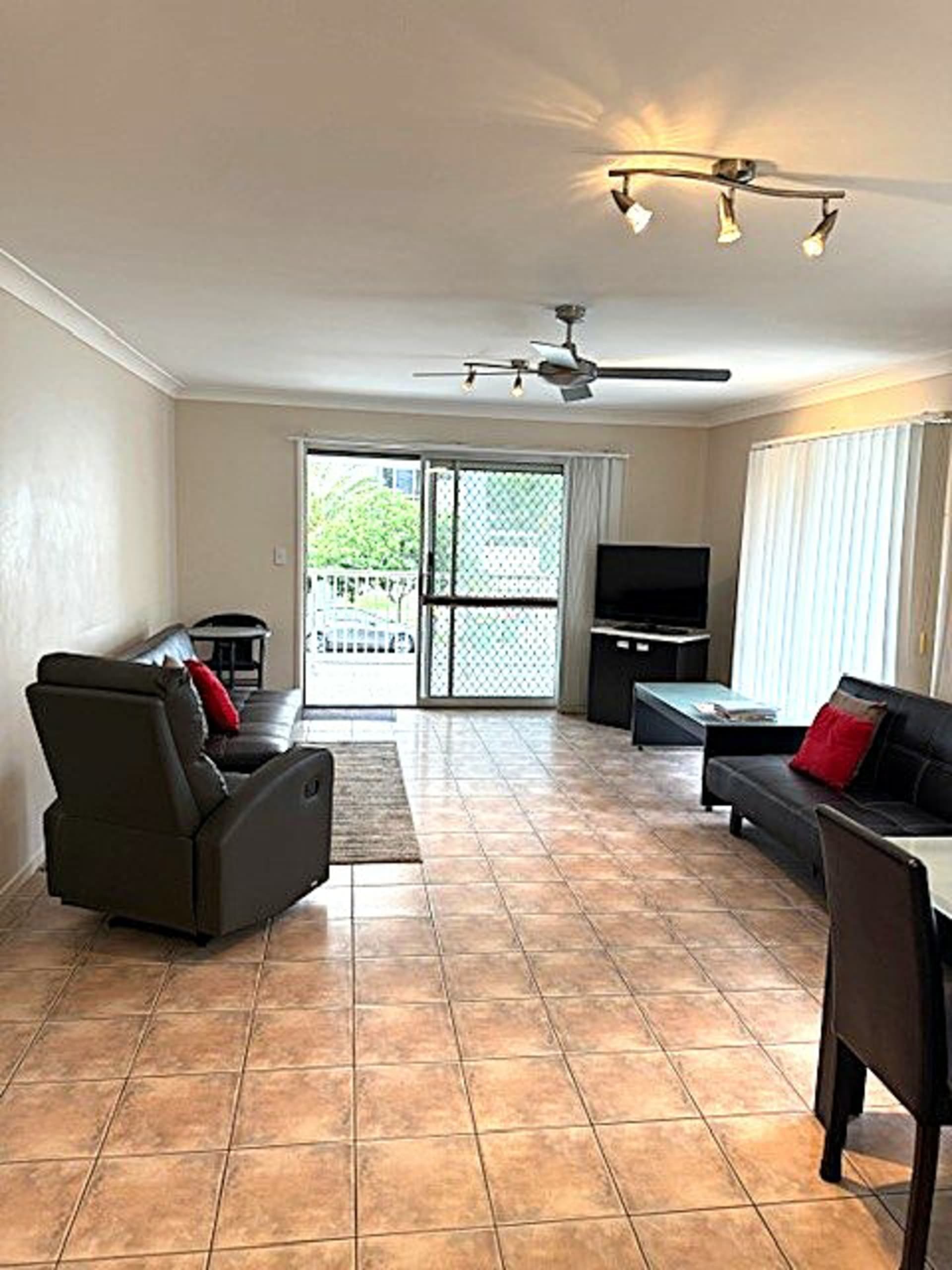 3/18 Anne Avenue Broadbeach QLD, Broadbeach - Image 1
