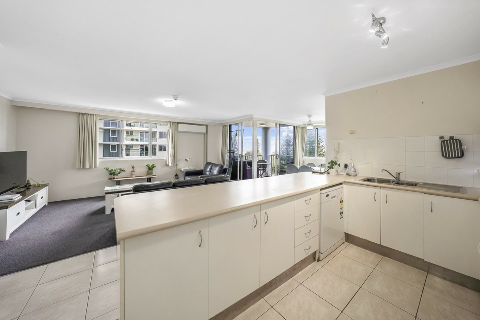 16/155 Old Burleigh Road Broadbeach QLD, Broadbeach - Thumbnail 4