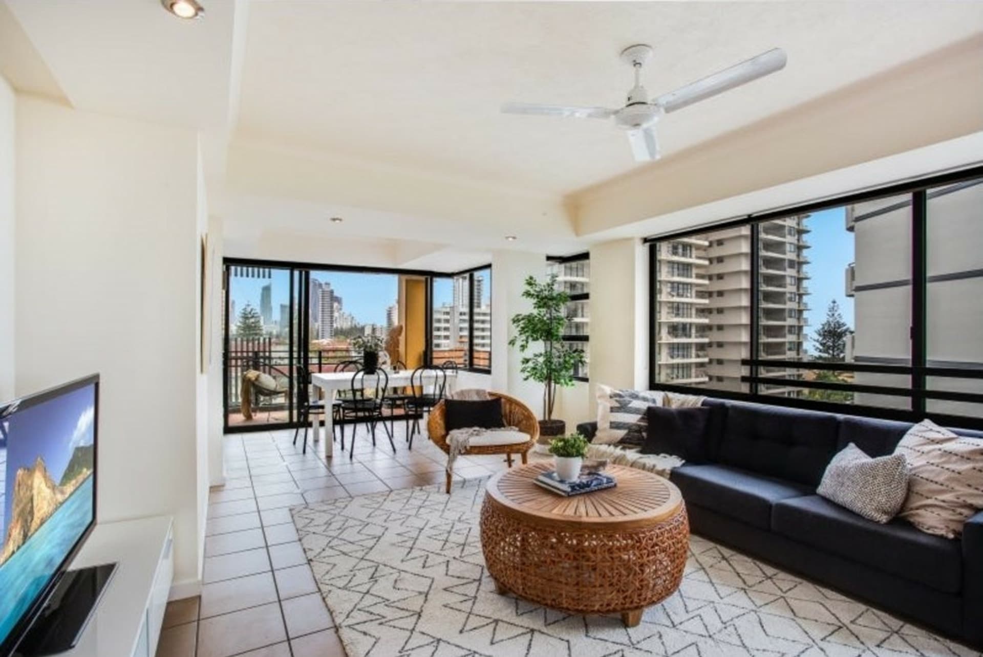 11/10 Albert Avenue Broadbeach QLD, Broadbeach - Thumbnail 3