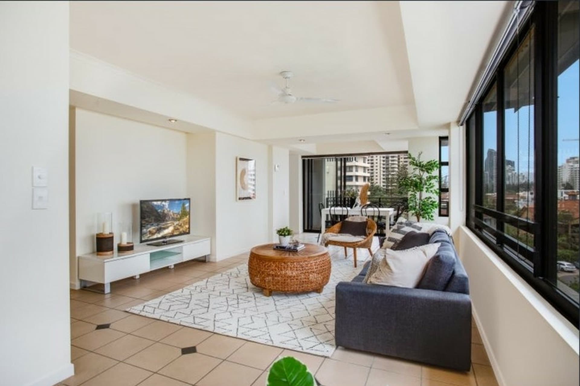 11/10 Albert Avenue Broadbeach QLD, Broadbeach - Thumbnail 4