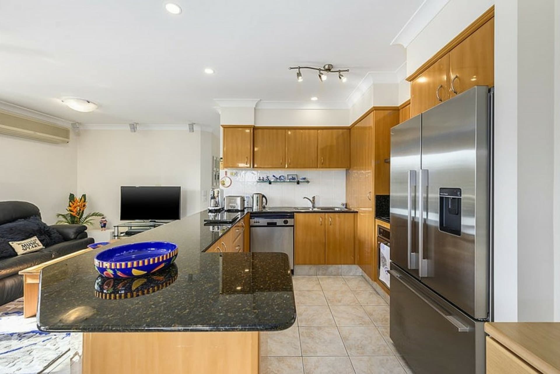 6/37 Chelsea Avenue Broadbeach QLD, Broadbeach - Thumbnail 2