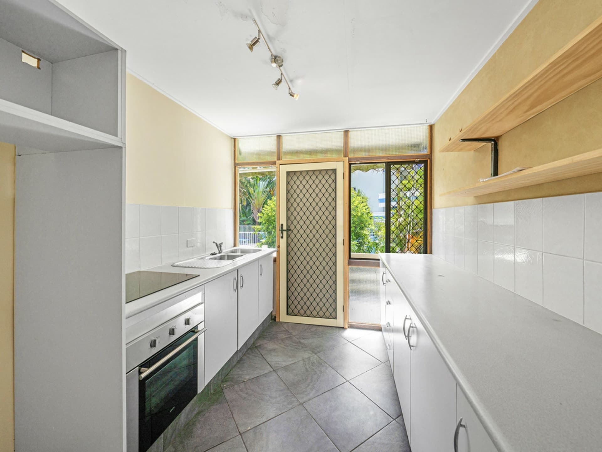 4/11 Anne Avenue Broadbeach QLD, Broadbeach - Image 1