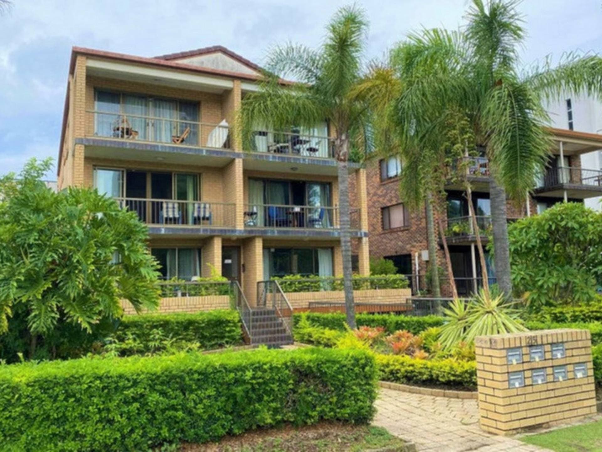 4/25 Armrick Avenue Broadbeach QLD, Broadbeach - Thumbnail 2