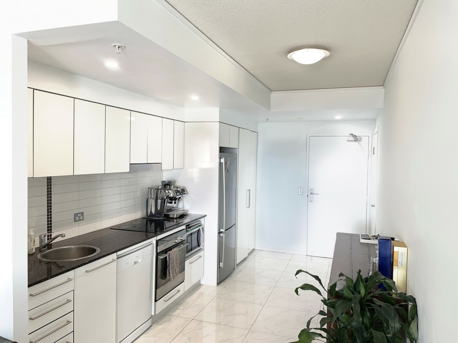 609/22 Surf Parade Broadbeach QLD, Broadbeach - Thumbnail 3