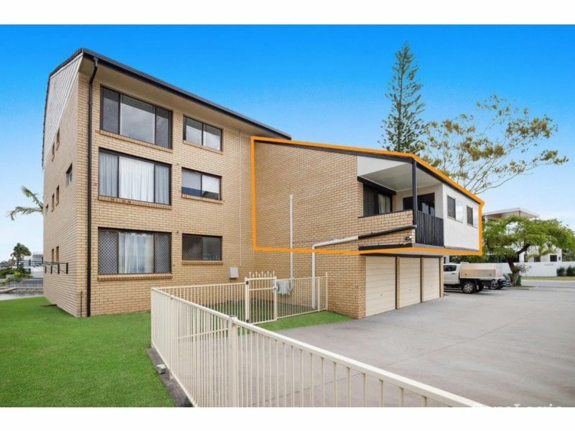 4/18 Sunshine Boulevard Broadbeach Waters QLD, Broadbeach Waters - Image 1