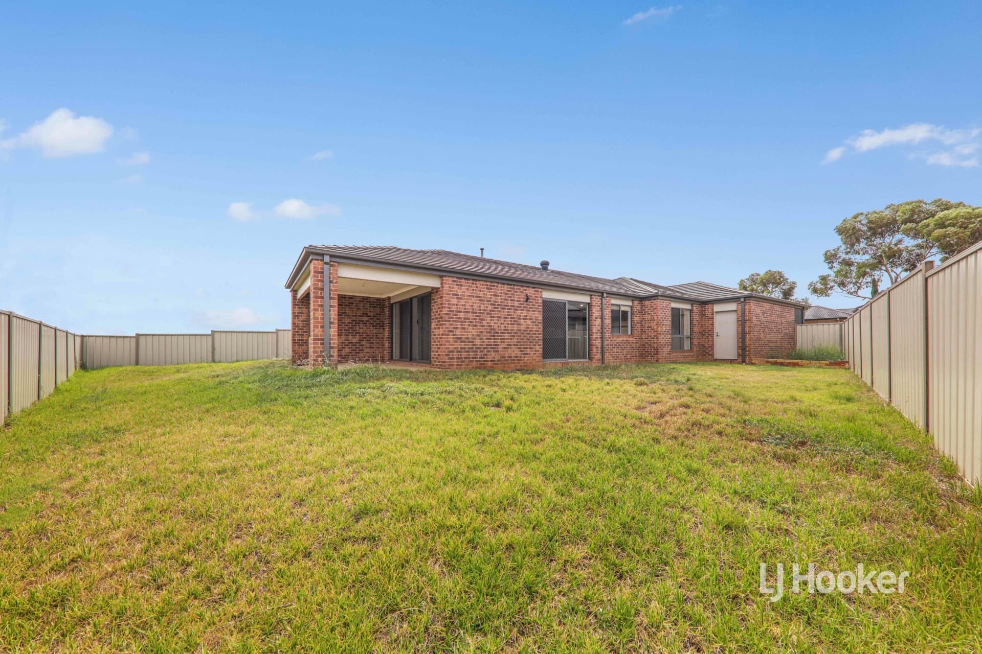 11 Raven Street Brookfield VIC, Brookfield - Image 1
