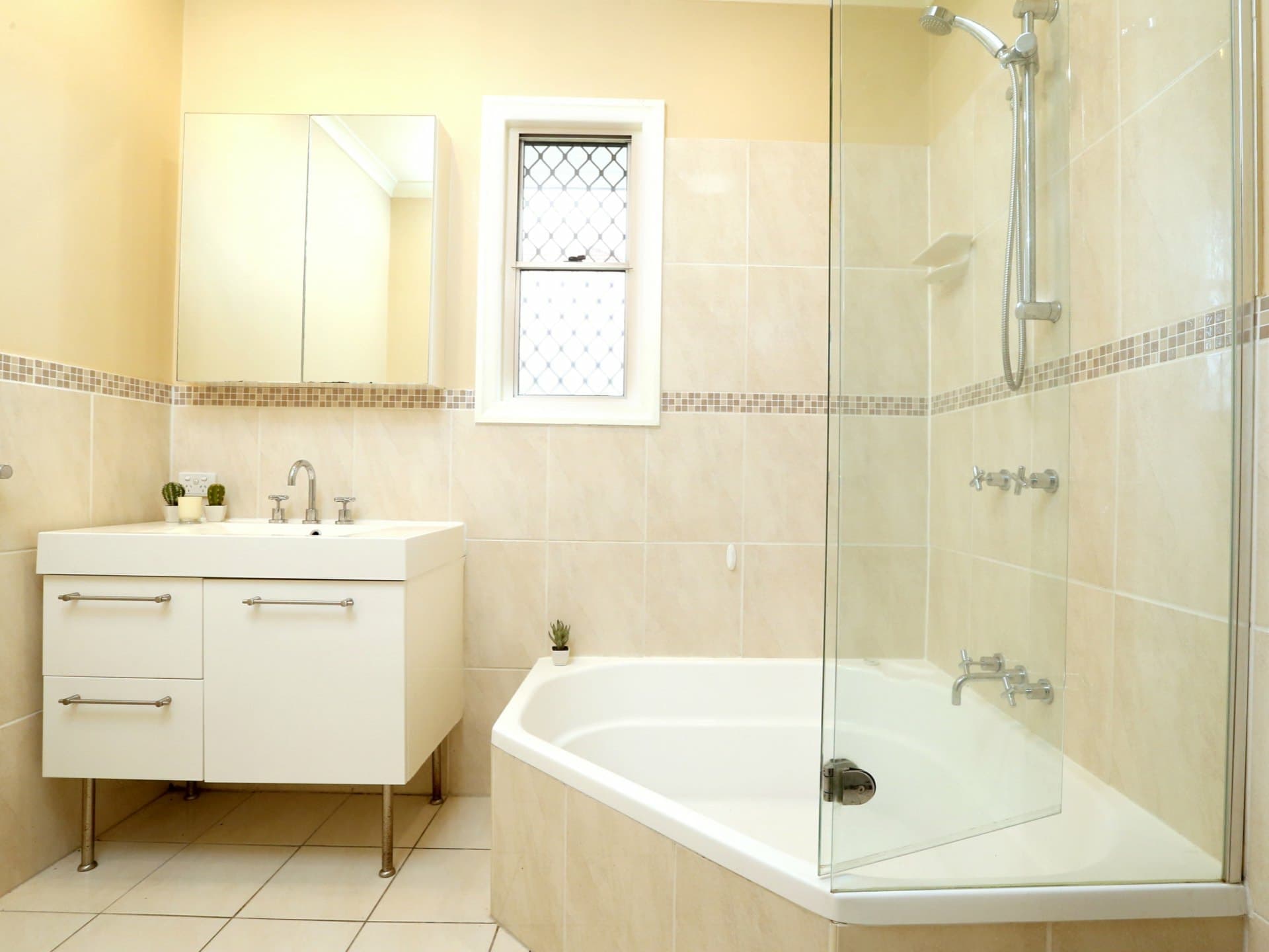 4 Delsie street Cannon Hill QLD, Cannon Hill - Thumbnail 5
