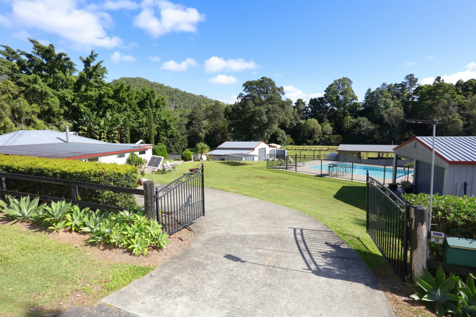 16 Barcoo Court Clagiraba QLD, Clagiraba - Image 1