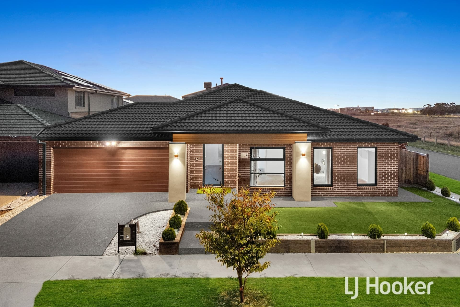 17 Liwen Street Clyde North VIC, Clyde North - Image 1