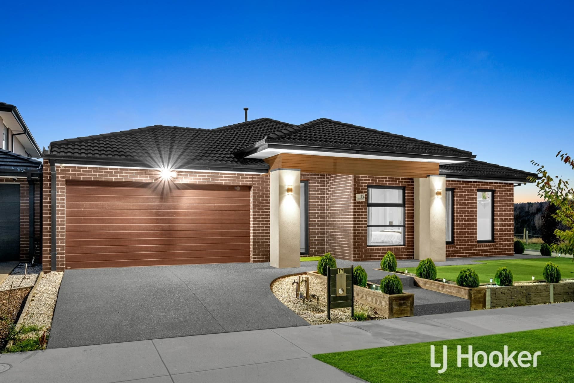 17 Liwen Street Clyde North VIC, Clyde North - Thumbnail 2