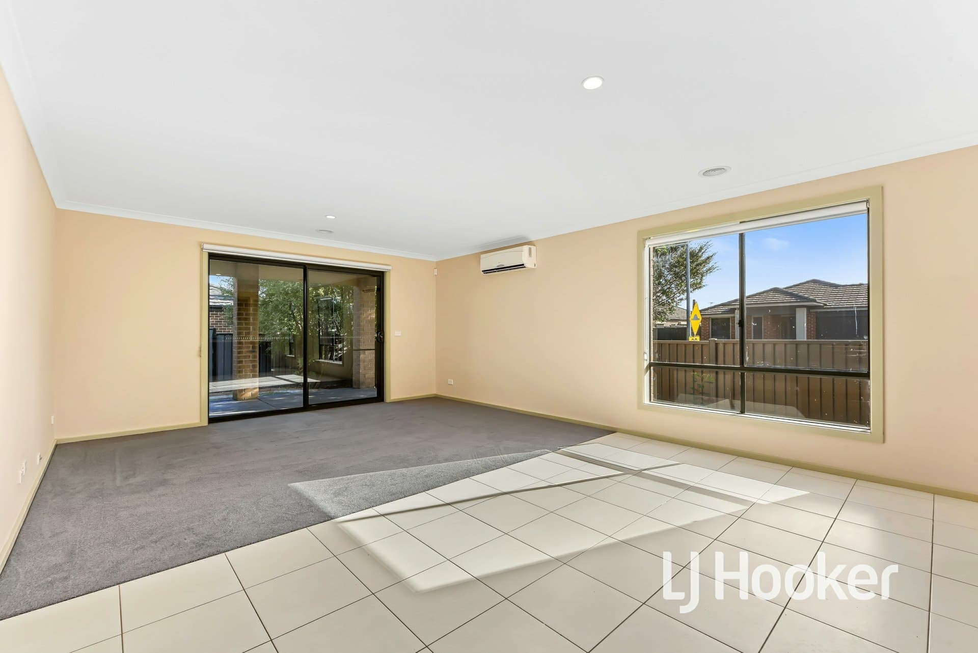 2 Gawler Way Clyde North VIC, Clyde North - Thumbnail 2