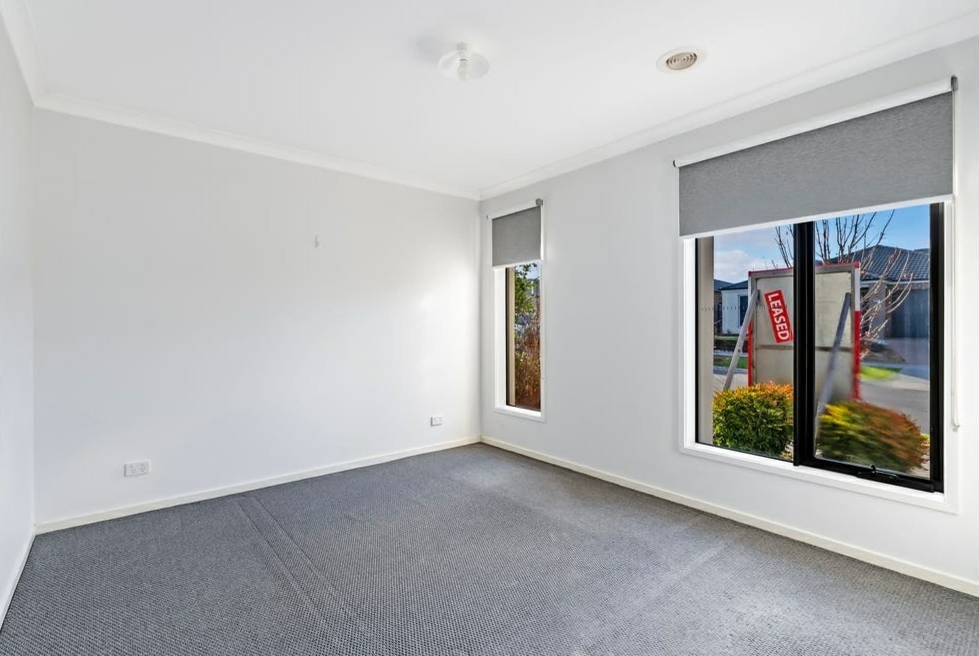22 Carisbrooke Way Clyde North VIC, Clyde North - Thumbnail 2