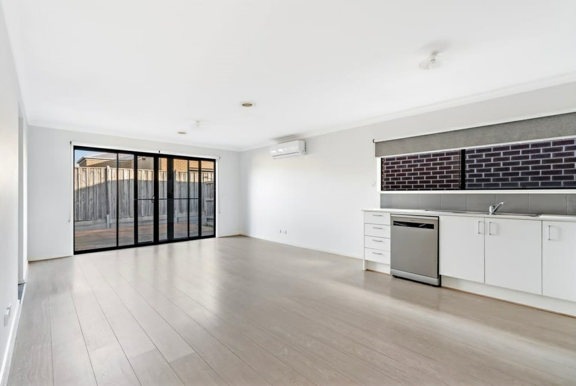 22 Carisbrooke Way Clyde North VIC, Clyde North - Thumbnail 4