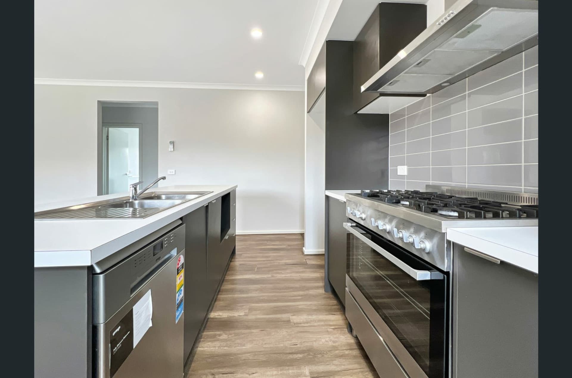 28 Adelong Boulevard Cobblebank VIC, Cobblebank - Thumbnail 4