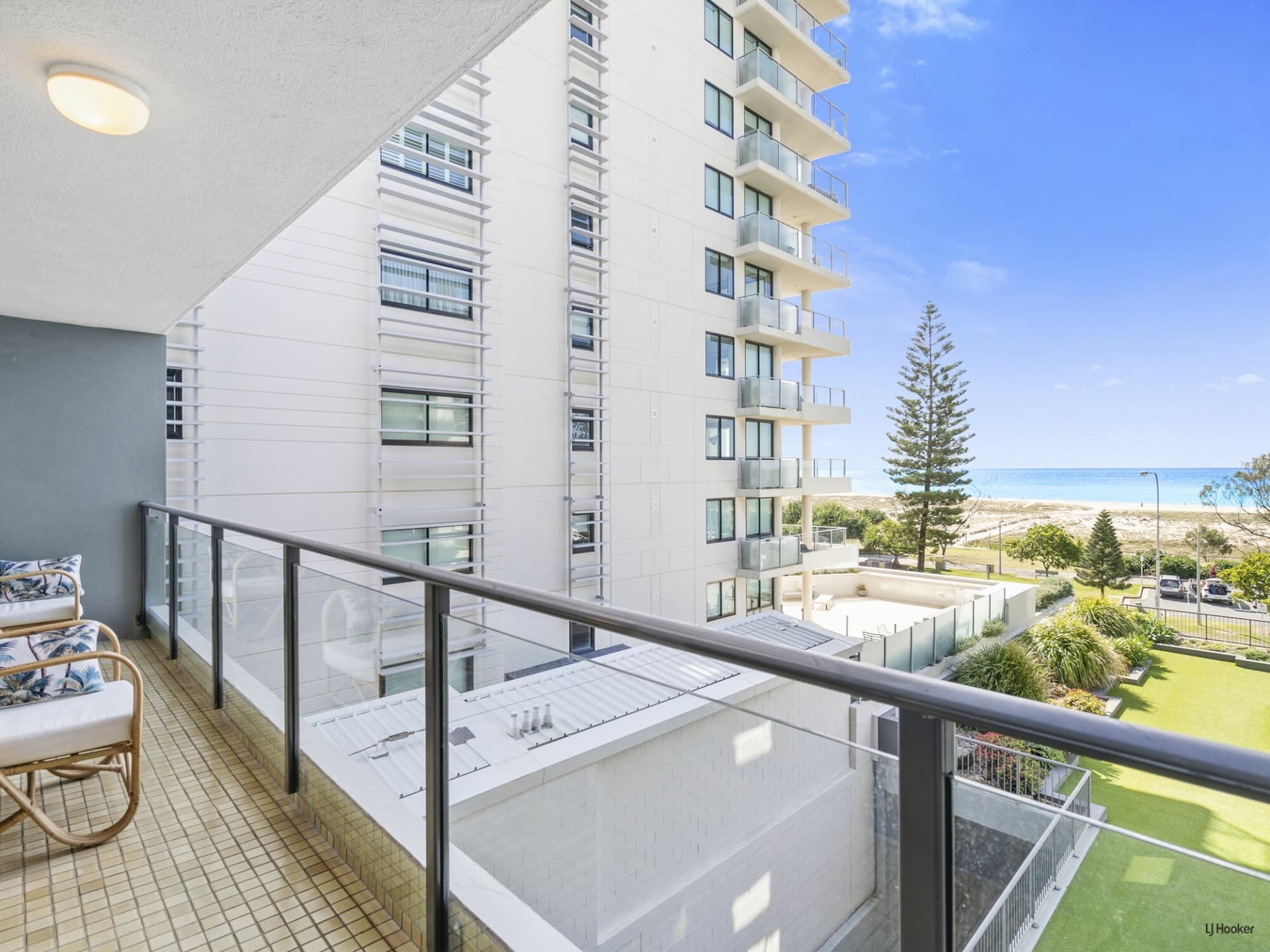 20/32, Coolangatta - Thumbnail 3