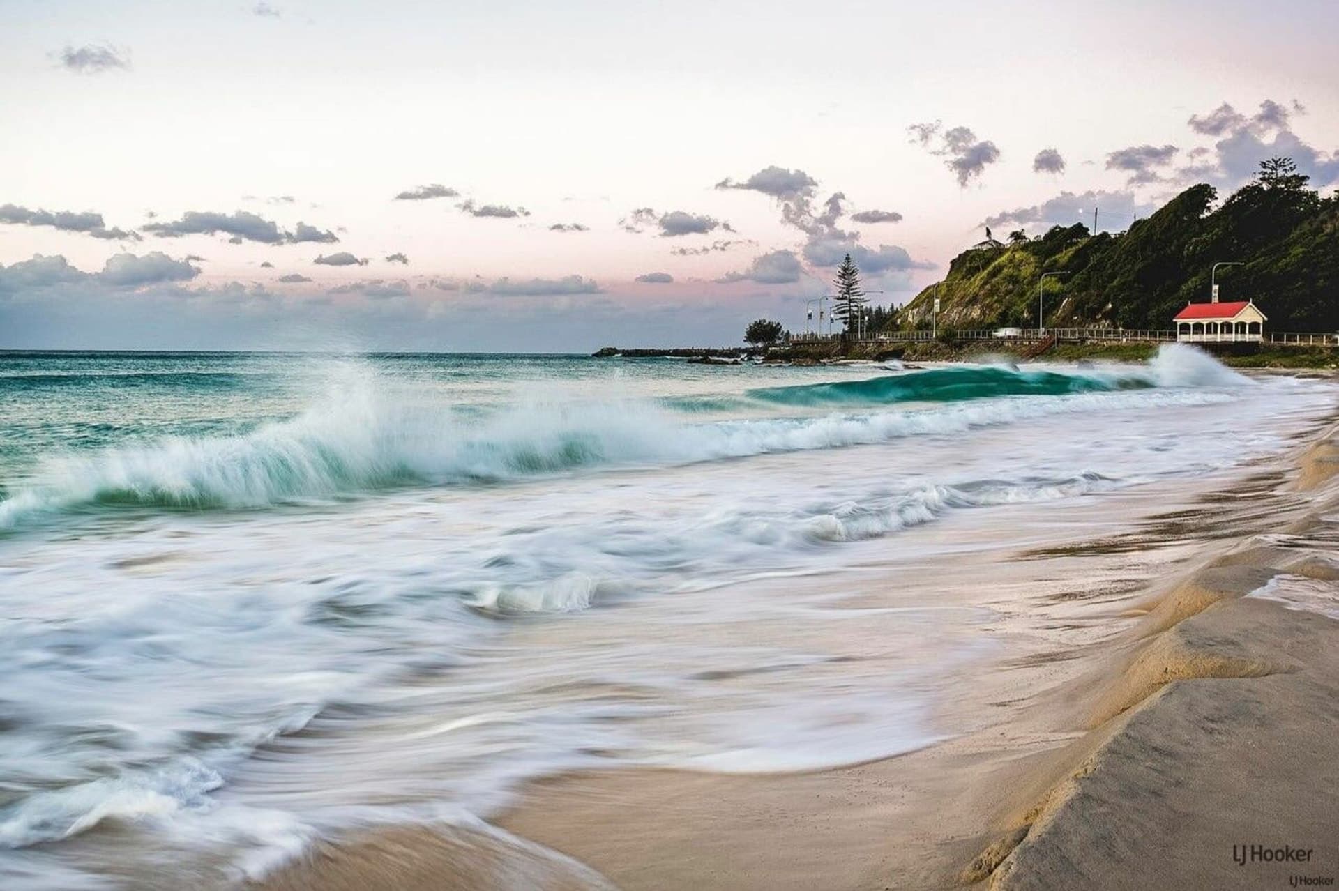 4/7, Coolangatta - Image 1