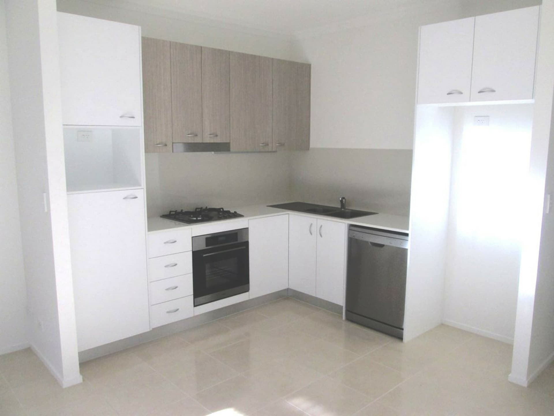 6/460, Coombabah - Image 1
