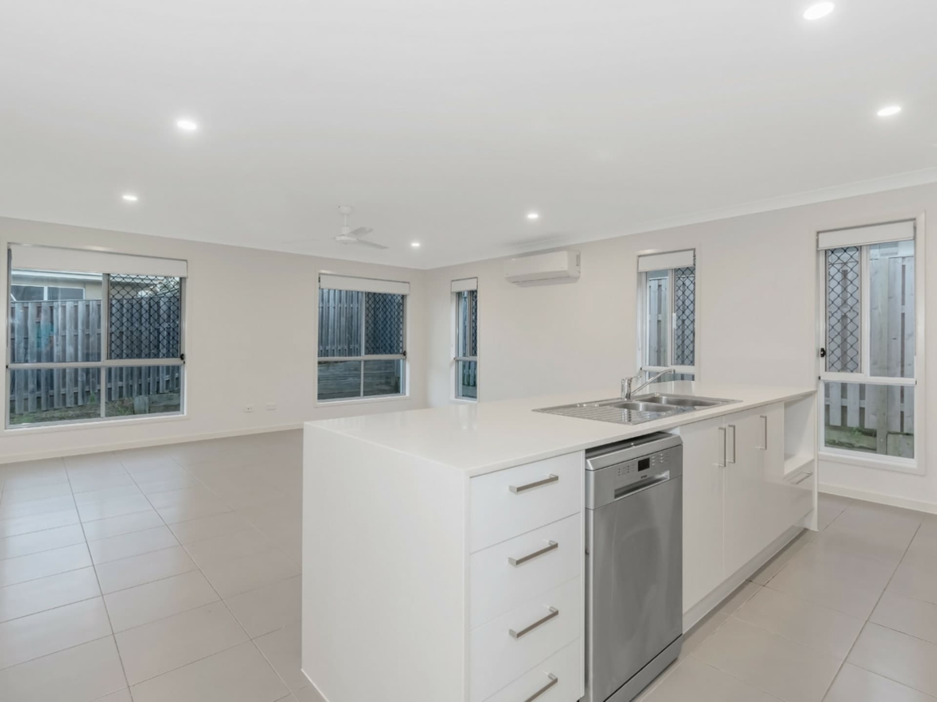 8 Stairway Street Coomera QLD, Coomera - Thumbnail 4