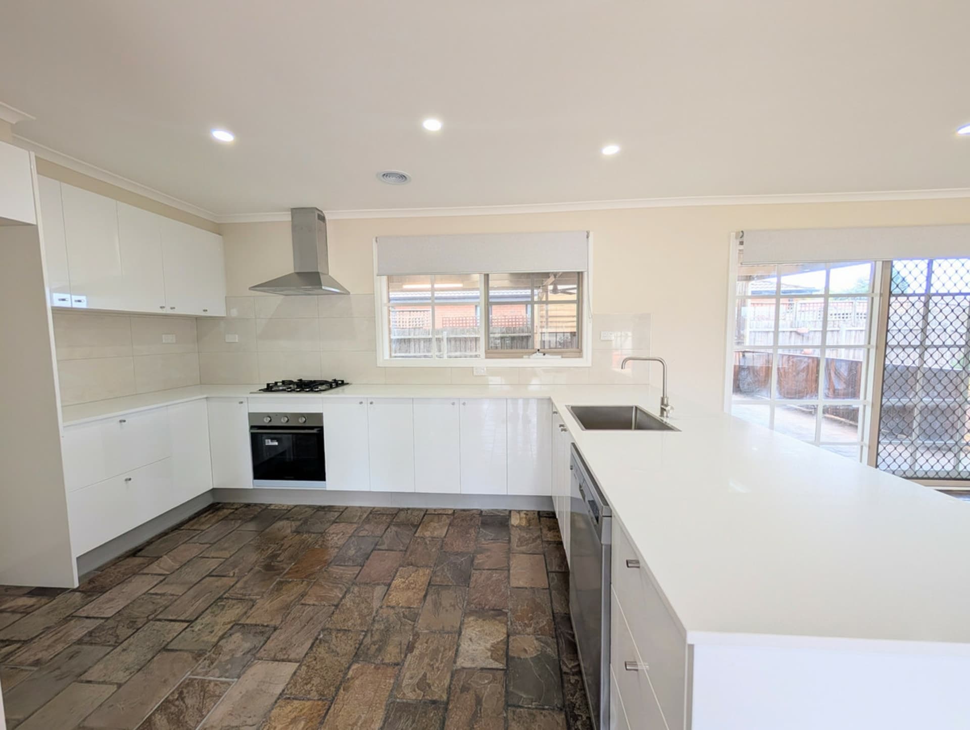 19 Pembroke Crescent Craigieburn VIC, Craigieburn - Thumbnail 3
