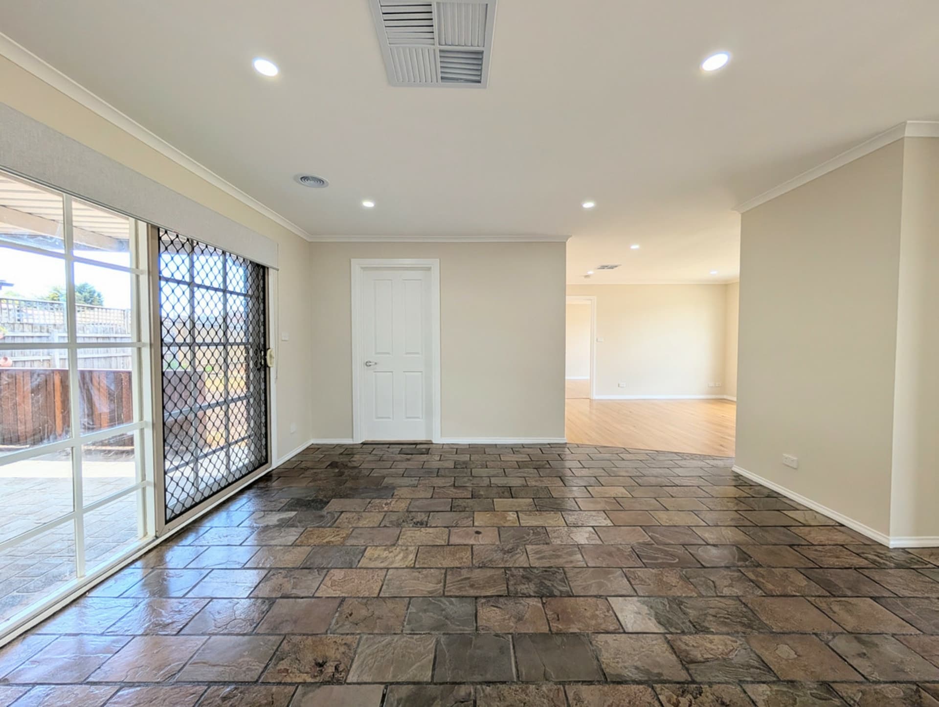 19 Pembroke Crescent Craigieburn VIC, Craigieburn - Thumbnail 5