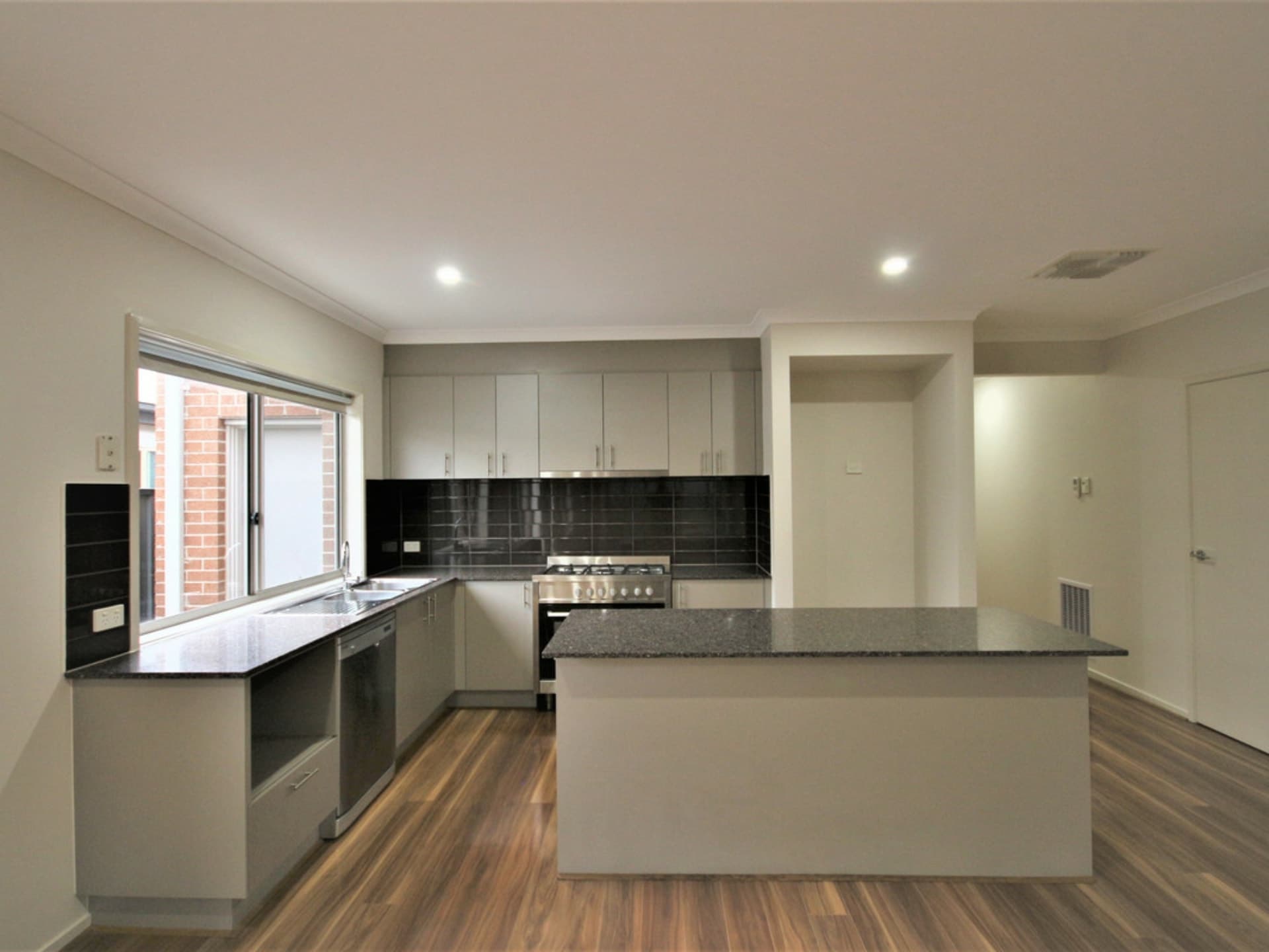 5 Viewside Crescent Craigieburn VIC, Craigieburn - Thumbnail 2