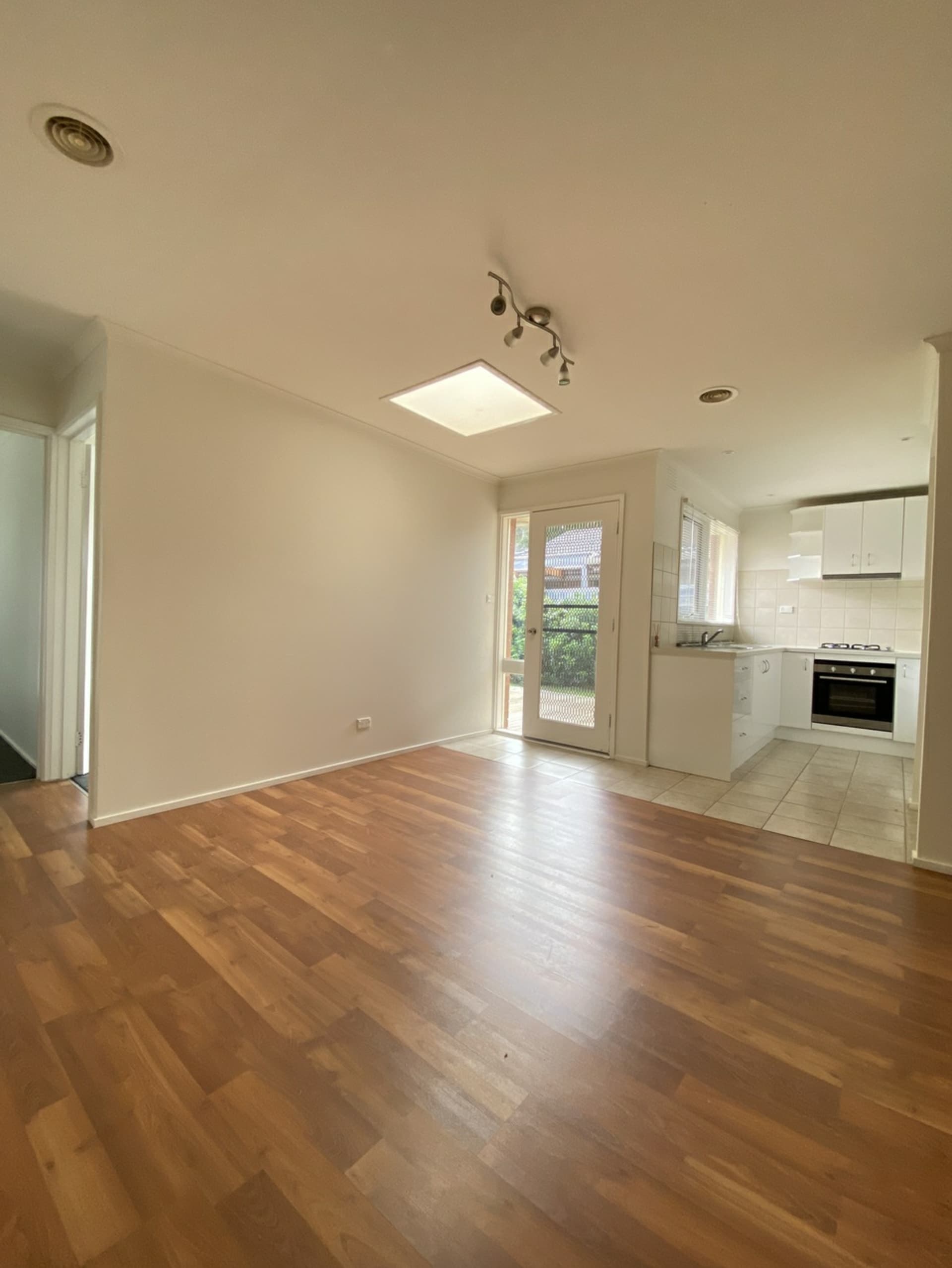 1/23 Clarendon Street Cranbourne VIC, Cranbourne - Thumbnail 2