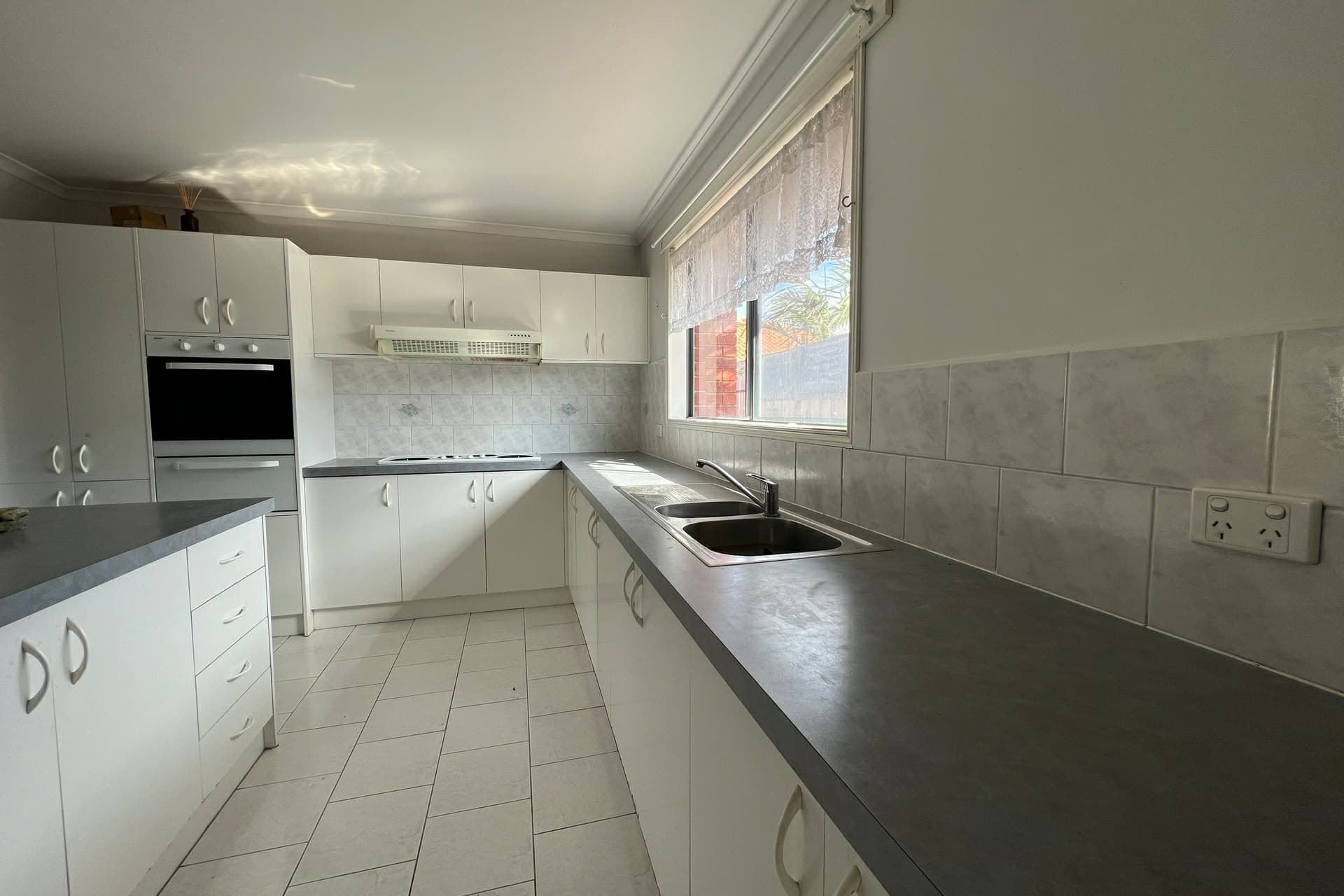 14 Alamanda Way Cranbourne VIC, Cranbourne North - Thumbnail 4