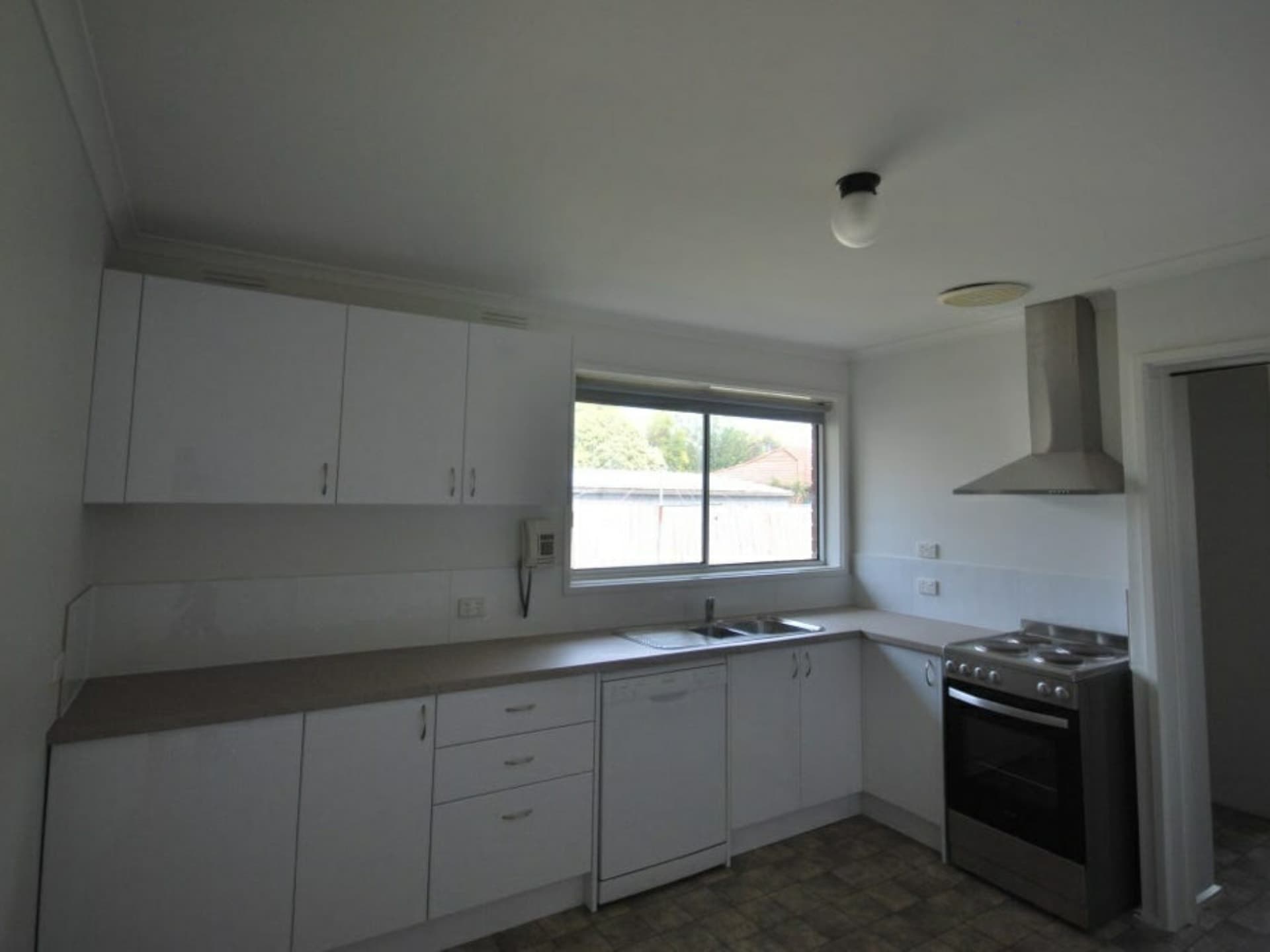 2/128 Camms Road Cranbourne VIC, Cranbourne - Thumbnail 4