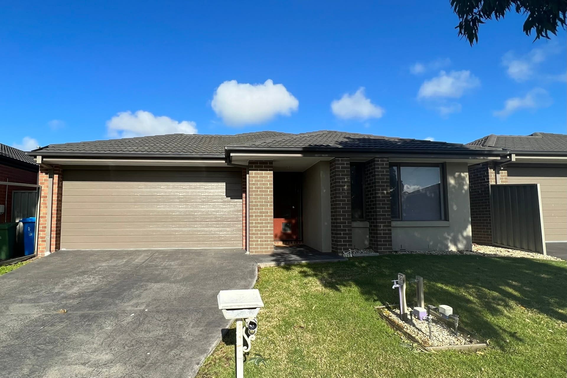 127 Scotsdale Drive Cranbourne East VIC, Cranbourne East - Thumbnail 2