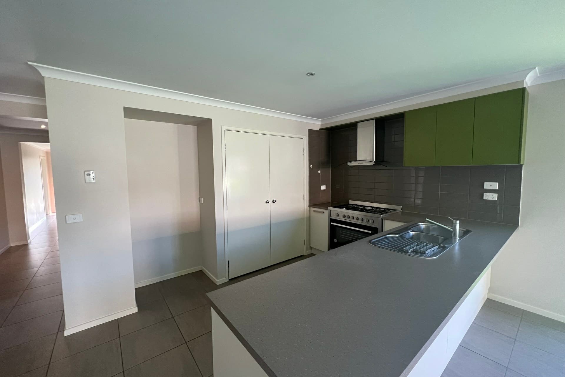 127 Scotsdale Drive Cranbourne East VIC, Cranbourne East - Thumbnail 3